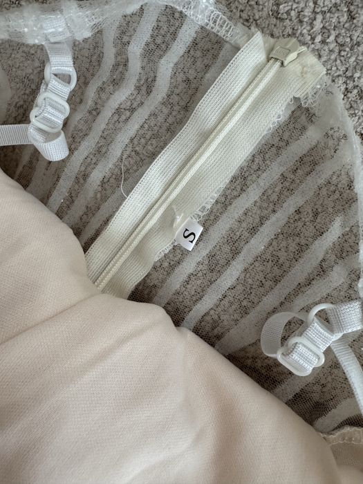 Елегантна рокля с пера