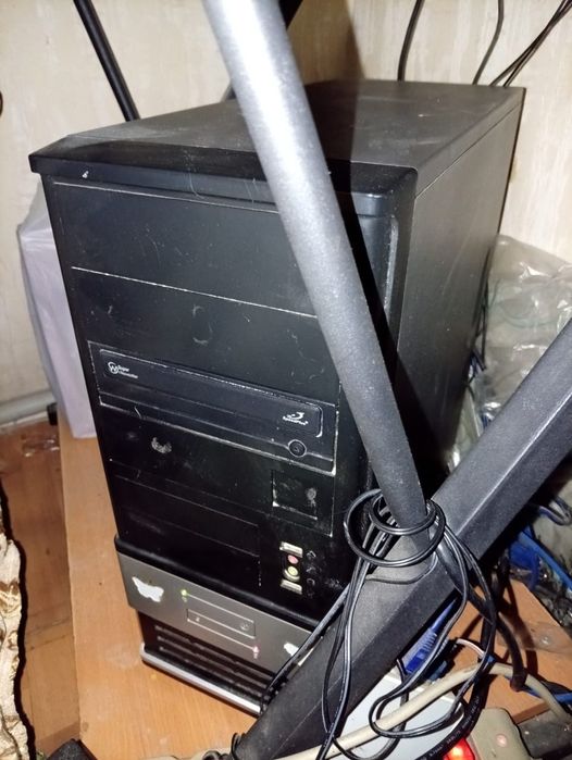 Продам стационарный компьютер вместе со столом.