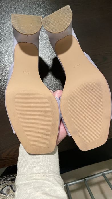 Лилави чехли на ток