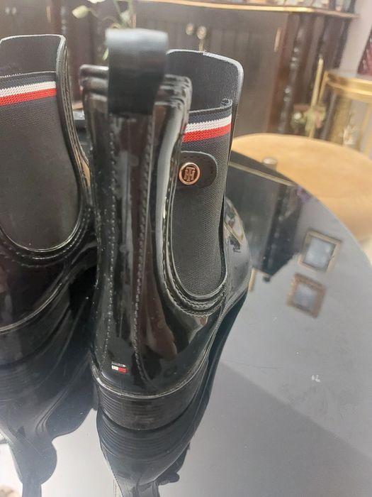 Гумени бот и,номер 36,Томи Хилфигер