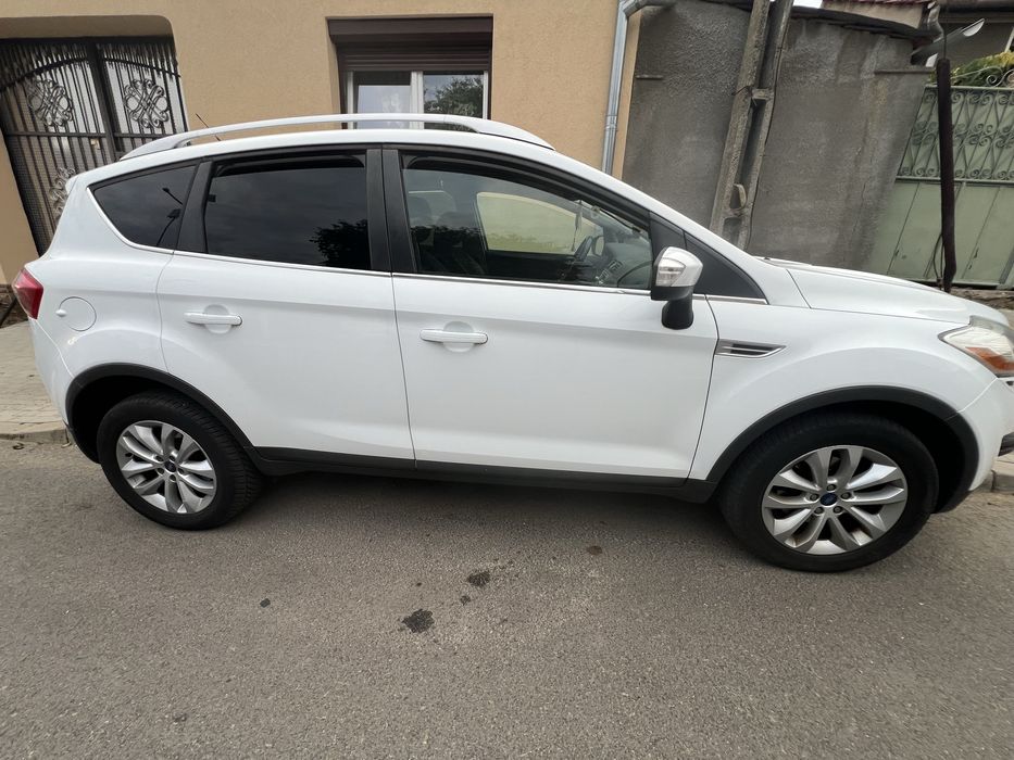 Vand Ford Kuga 2011 motor 2.0L 140 cp 4x2 in stare impecabila atat estwtic cat si functioare