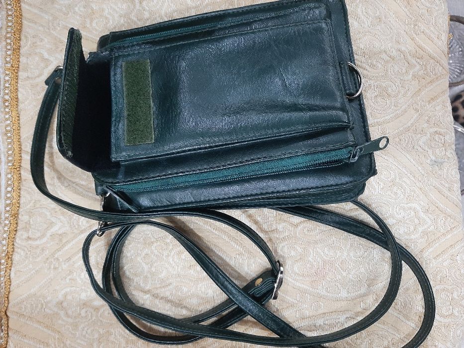 Симпатичная сумочка ,привозная,удобная ,много каршашек