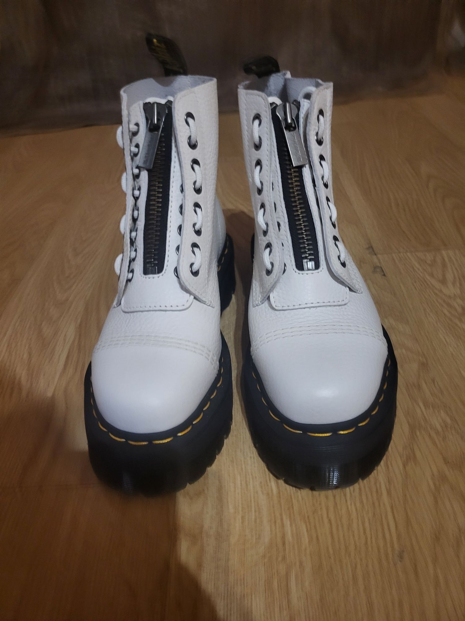 Bocanci Dr Martens albi masura 39. Runcu OLX.ro