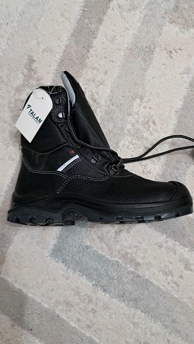 Рабочие ботинки .