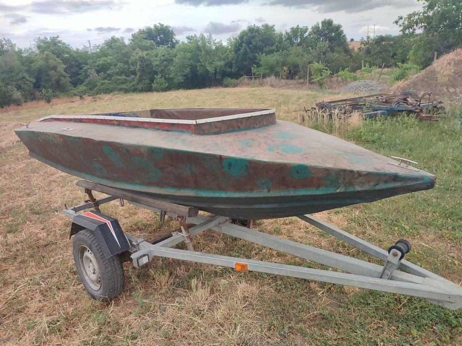 Barca mica, cocheta pentru motor mic