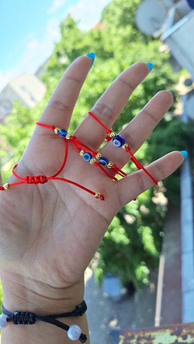 Гривна със синьо око и златен елемент