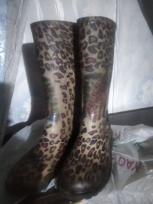 Продам подростковые  резиновые сапоги
