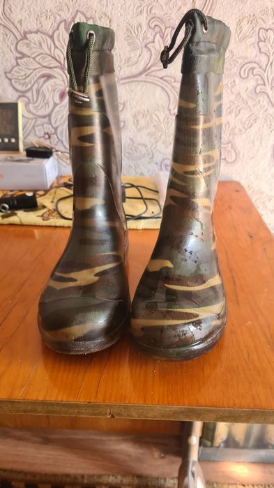 Продам резиновые сапоги.