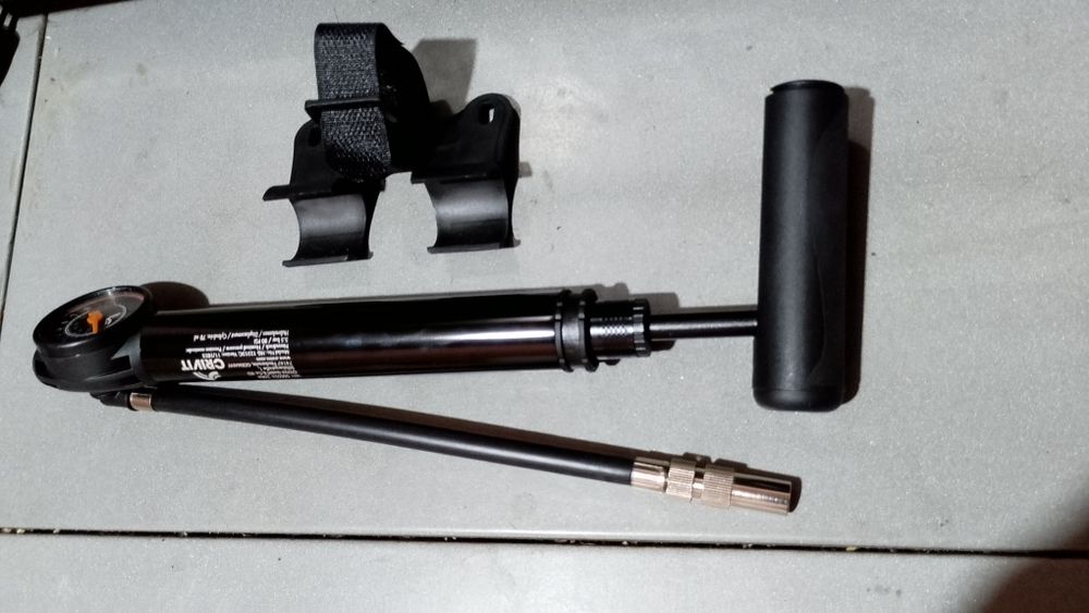 Vând pompe de suspensii de bicicleta si portbagaj de bicicleta