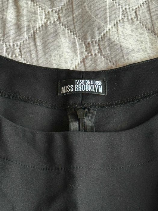 Изчистена дамска черна рокля