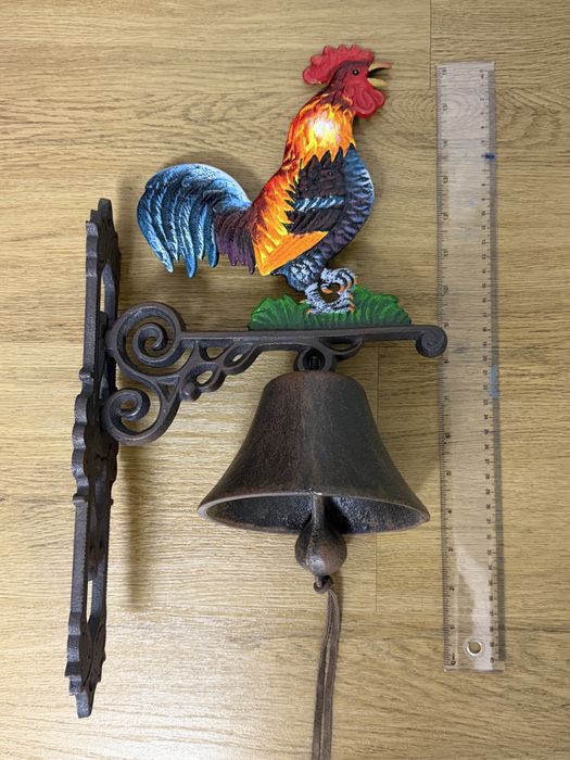 Clopot decorativ din fontă masivă (model Cocoș) – 42 cm, 3 kg, șnur piele