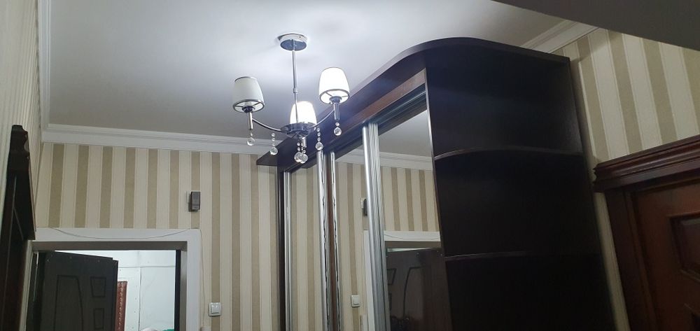 Сдаётся СРОЧНА!  Рисвый Базар квартира трёхкомнатная!