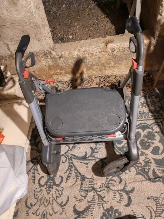 Vând lucruri pentru persoane cu dizabilități