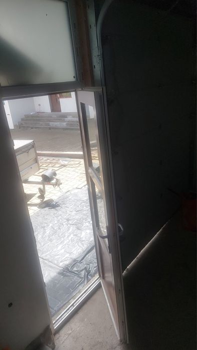 Usa  de garaj + usa normala intrare separata