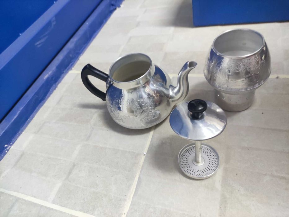 Ретро кафеварка с изящен дизайн и гравирани орнаменти