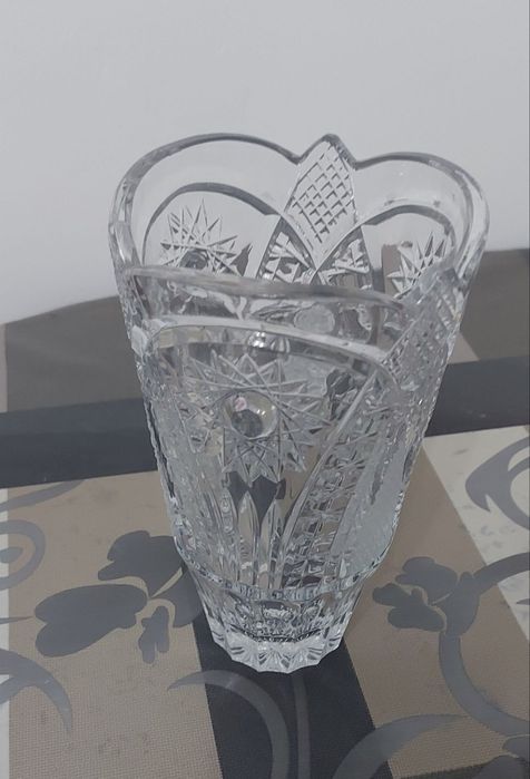 Хрусталь вазалар сатылады