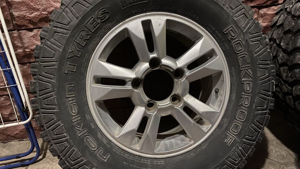 Внедорожные шины с дисками от TLC200