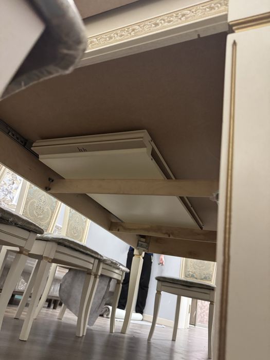 Раскладной стол с 8 стульями