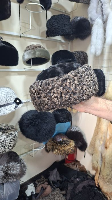 Шубы шапки продаются