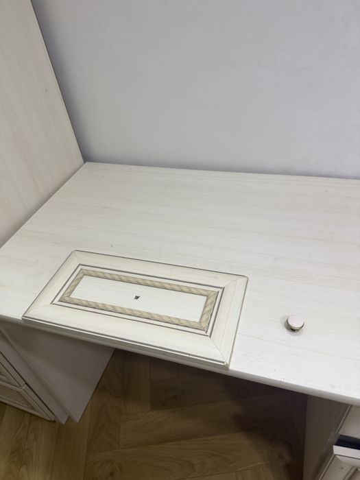 Стол со шкафами и полками