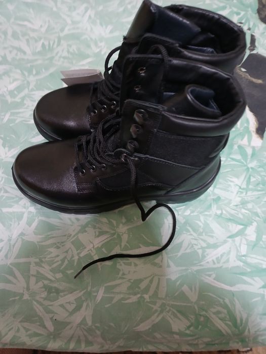 Чисто нови черни боти