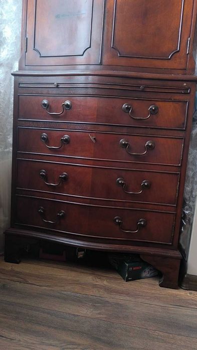 Махагонов бар шкаф