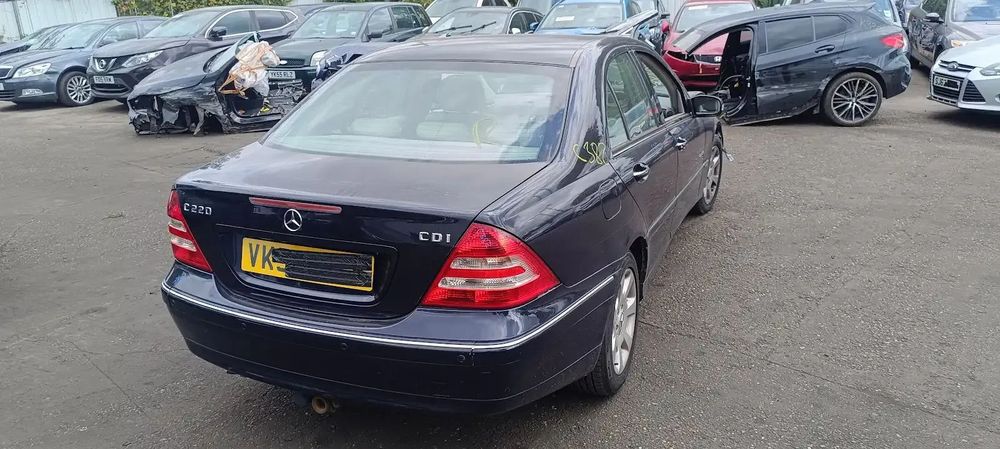 Dezmembrari / Dezmembrez Mercedes Clasa C (W203) Facelift 2.2 CDI 646963 cutie viteze automata cod culoare " 359 (Albastru tanzanit - vopsea metalizată)"