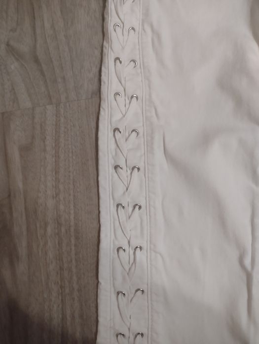 Бели дамски дънки