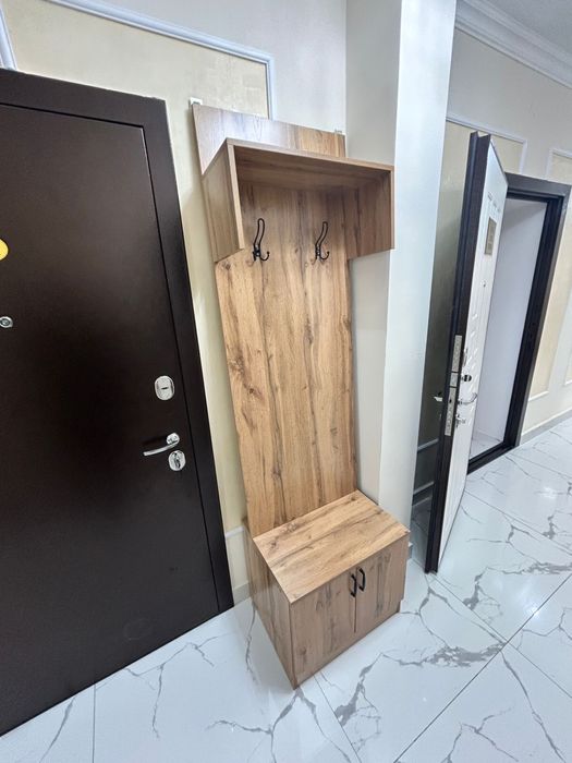 Тумбочка с вешалкой