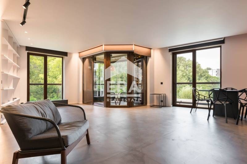 Продава се Тристаен апартамент в Варна, Бриз - 132 кв.м за 2500 €/кв.м - Снимка #1