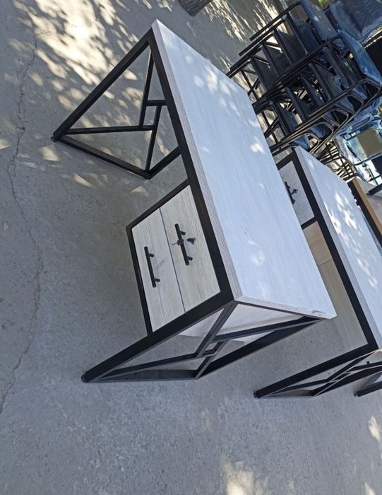 Продаётся стол для обучения или работы.  Стиль лофт с тумбочкой.