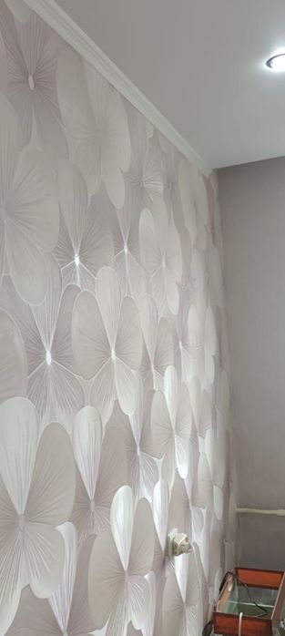 Поклейка обоев и галтели