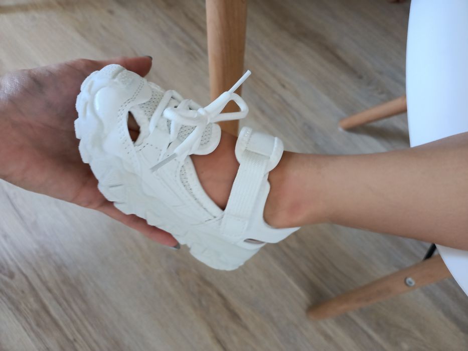 Сандалии белого цвета