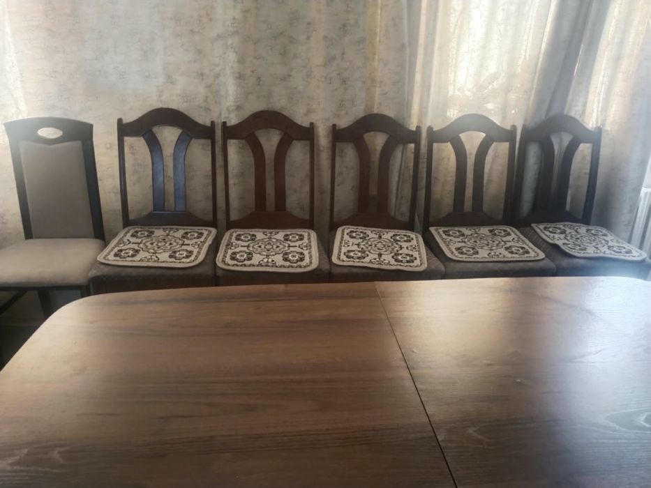 Продам стол со стульями 150*90 ( в раздвинутом 2 метра)
