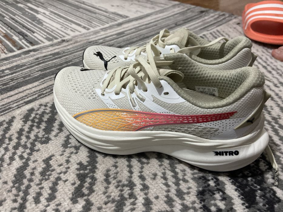 Продам спортивные кроссовки