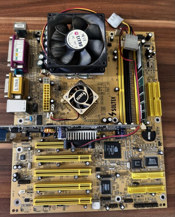 Дъно, процесор с охлаждане, рам, двд, захранване, видеокарта