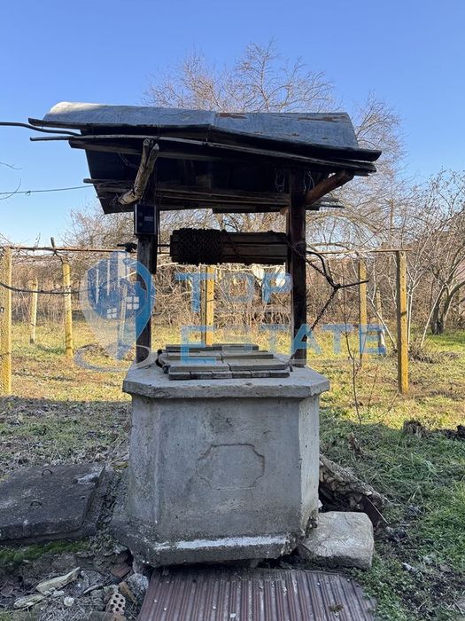 Тухлена къща с кладенец в с. Козаревец, област Велико Търново