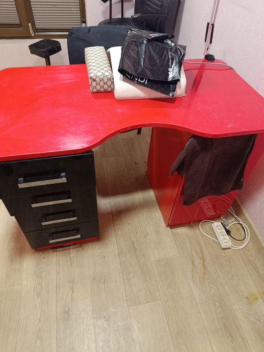 Продаются столы для парикмахерской и маникюрный стол