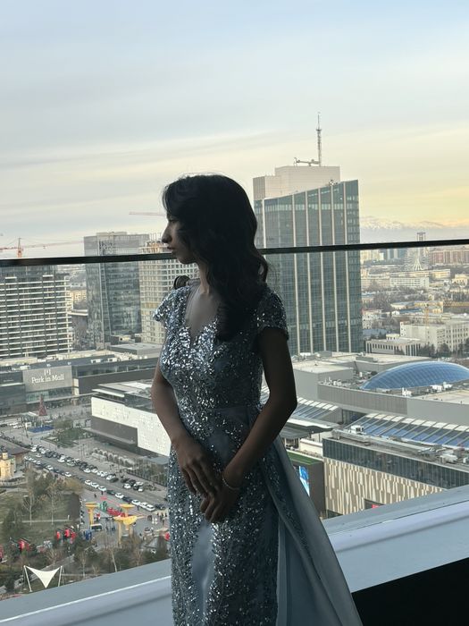 Вечернее платье серо-голубое