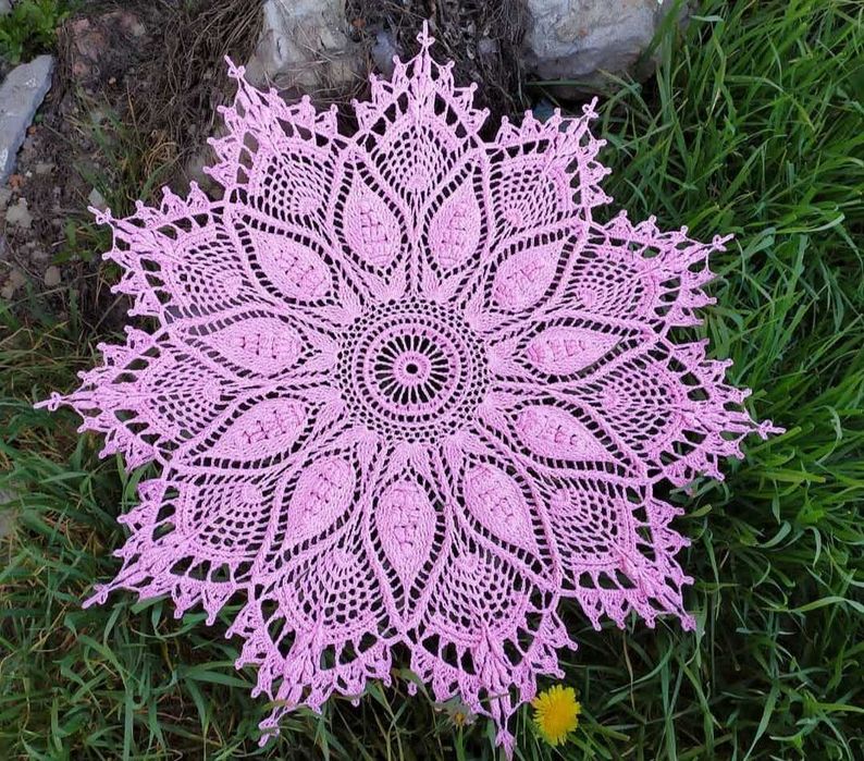 Вязанные салфетки и пряжа