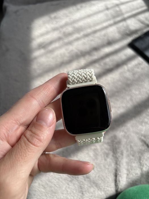 fitbit versa 2 часовник