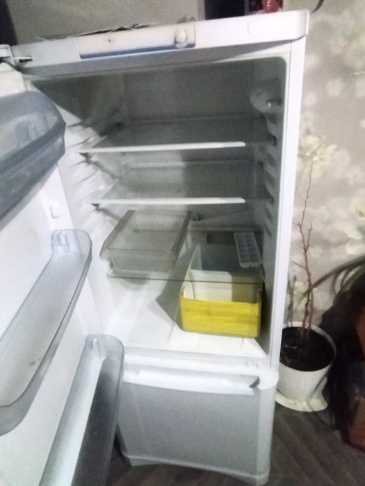 Продам холодильник INDESIT