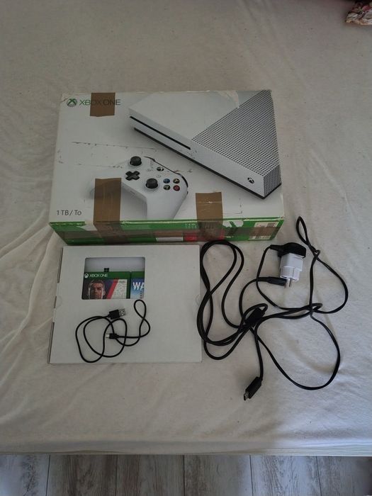 Xbox One S 1TB + 12 jocuri (Watch Dogs 2, FIFA 18)