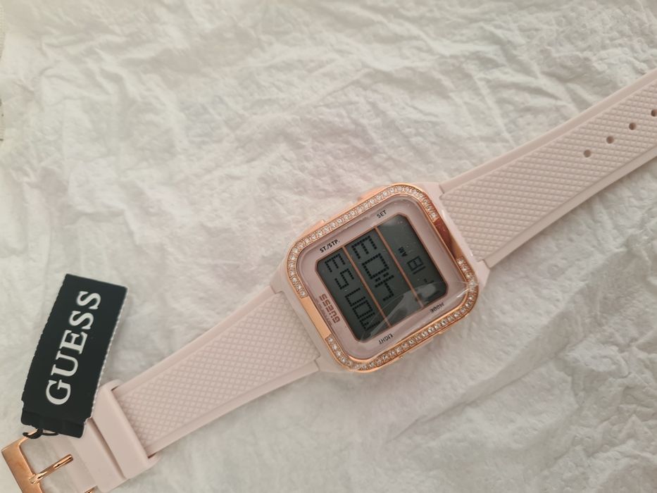 Vând ceas de dama Guess