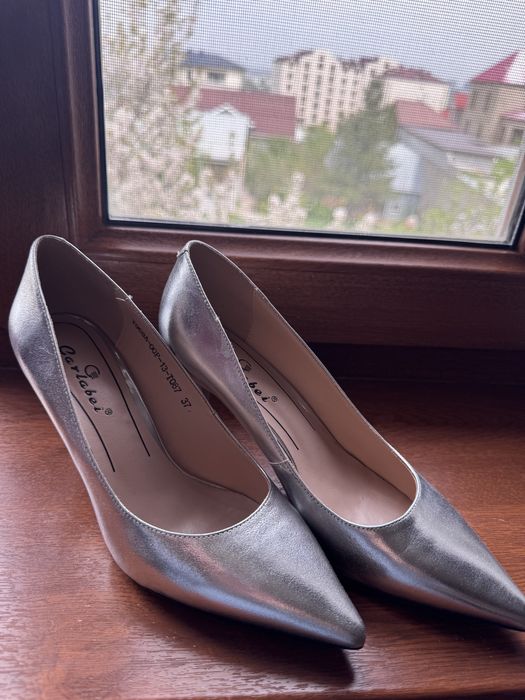 Туфли, серебристые. Очень удоьные, на среднем каблучке.