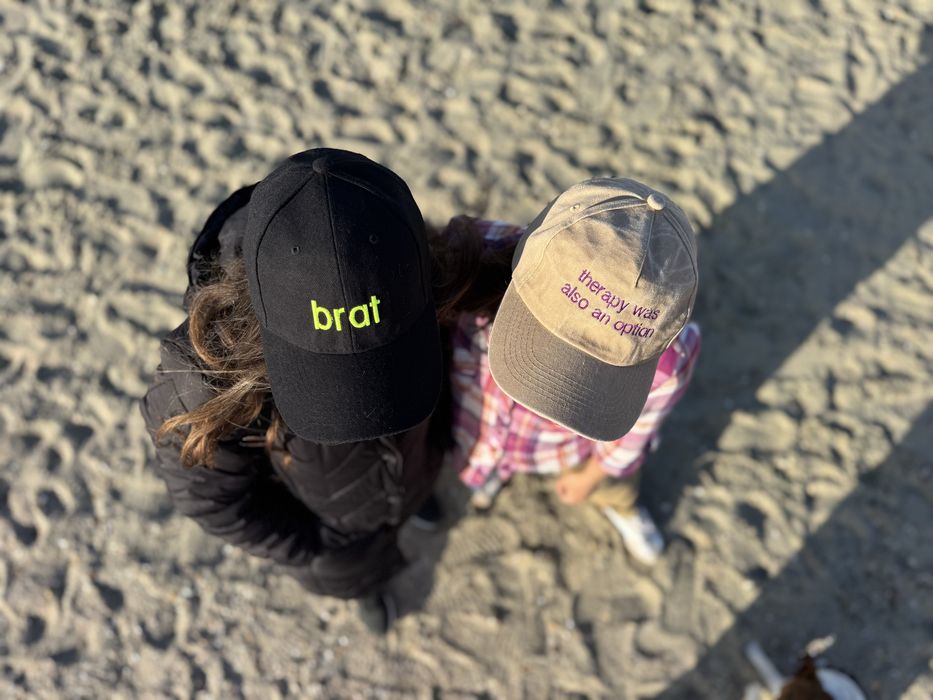 Personalizare prin broderie - tricouri, bluze, sepci, genti bumbac