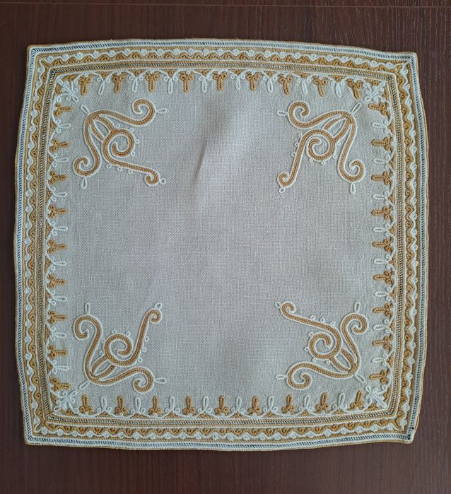 Ръчно бродирани  карета / тишлайфери за маса