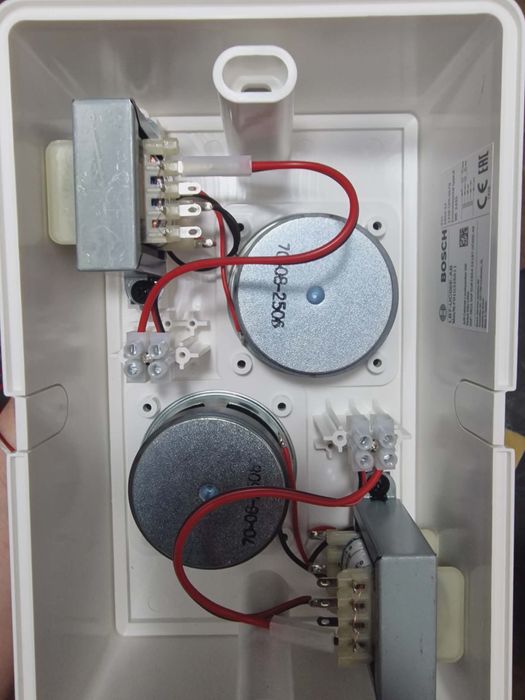 Кабинетен високоговорител (А/B) за гласово оповестяване.