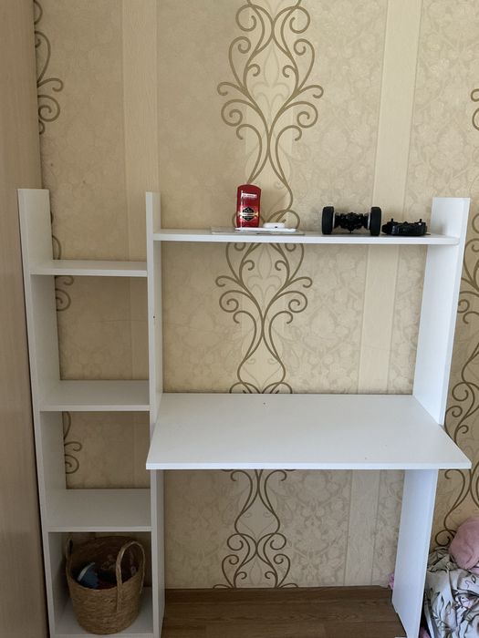 Стол письменный в отличном состояние
