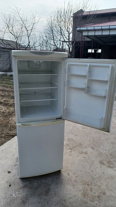 LG  Халадильник 2Х камерный работает отлично